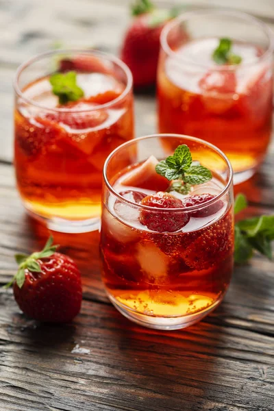 Taze yaz buz, çilek ve nane, seçici odak ile kokteyl