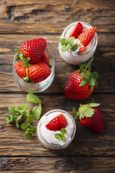 Zdravé Yougurt Stawberry Máta Dřevěný Stůl Selektivní Ostření — Stock fotografie