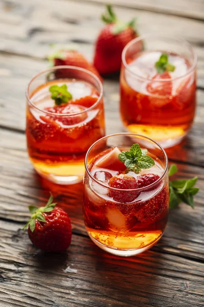 Taze yaz buz, çilek ve nane, seçici odak ile kokteyl