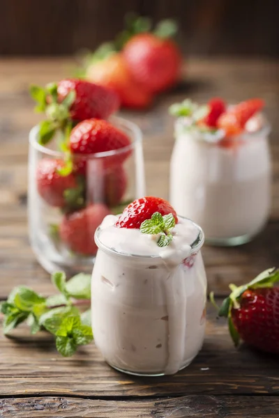 Zdravé Yougurt Stawberry Máta Dřevěný Stůl Selektivní Ostření — Stock fotografie