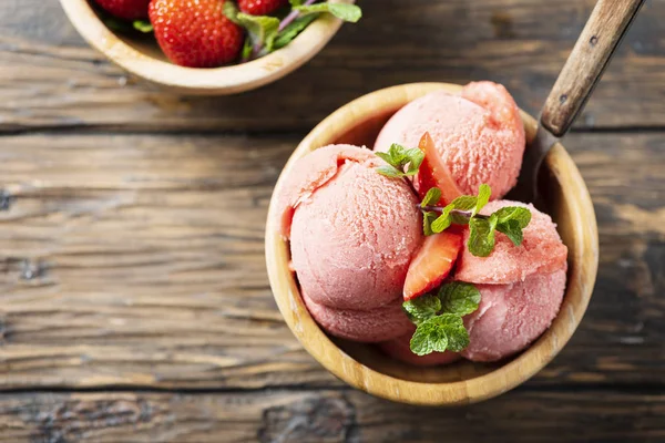 Yaz dondurma strawerry ve nane, seçici odak ile