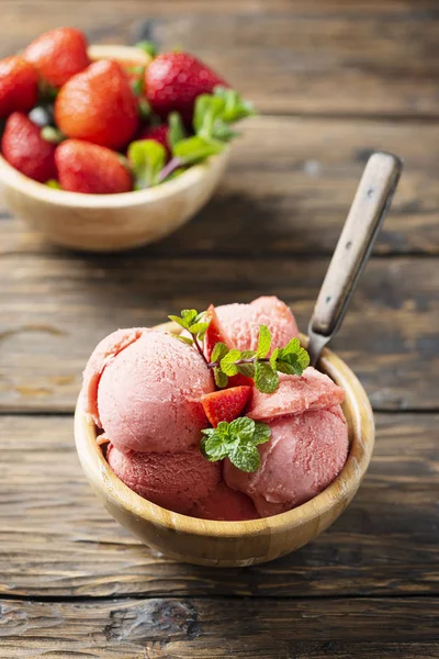 Yaz dondurma strawerry ve nane, seçici odak ile