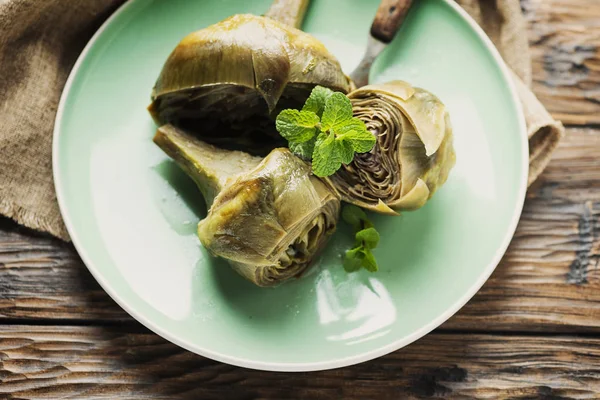 Alcachofa Tradicional Italiana Con Menta Ajo Enfoque Selectivo — Foto de Stock