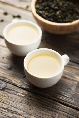 İki bardak sıcak yeşil çay ve ahşap masa, seçici odak resim üzerinde ham çay
