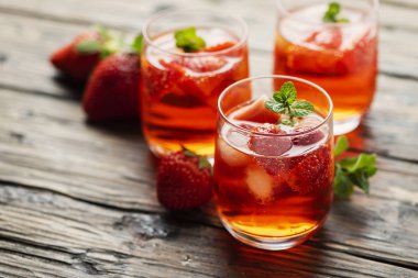 Taze yaz buz, çilek ve nane, seçici odak ile kokteyl