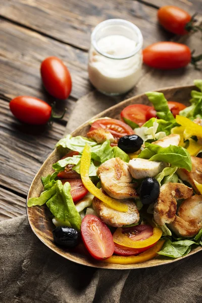 Gezonde Verse Salade Met Tomaat Paprika Groene Salade Olijven Kip — Stockfoto