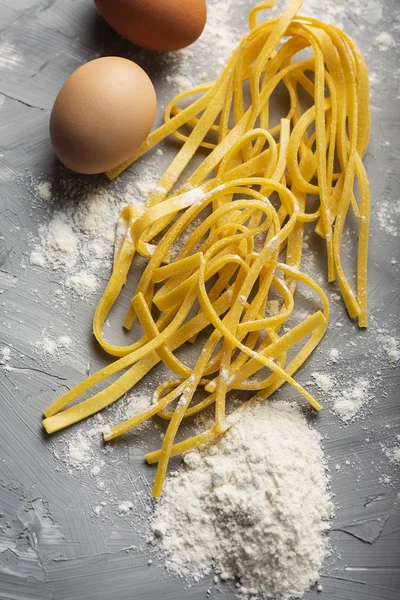 Pastas Crudas Italianas Tradicionales Con Huevos Imagen Enfoque Selectivo — Foto de Stock