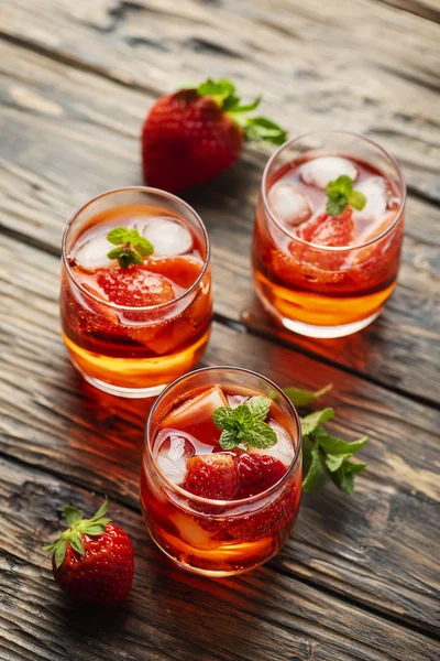 新鲜的夏季鸡尾酒 草莓和薄荷 有选择性的焦点 — 图库照片