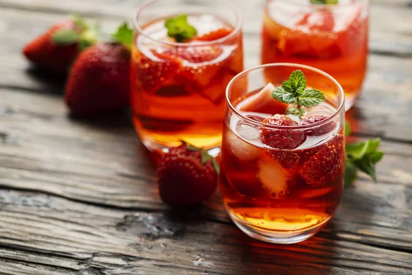 新鲜的夏季鸡尾酒 草莓和薄荷 有选择性的焦点 — 图库照片