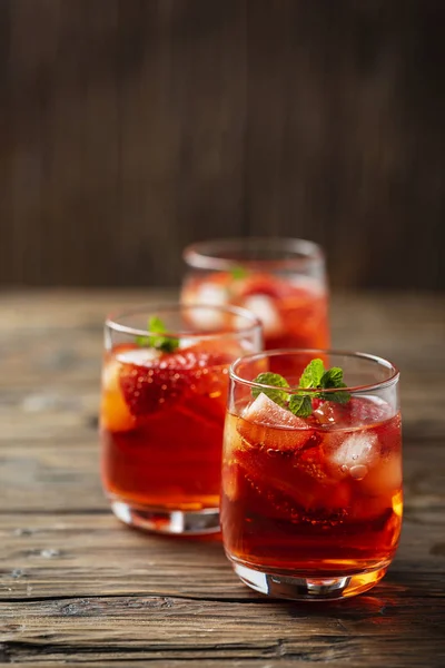 Sommar Cocktail Med Jordgubbe Och Mynta Selektivt Fokus — Stockfoto
