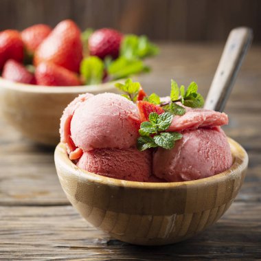 Yaz strawerry ve nane ile dondurma