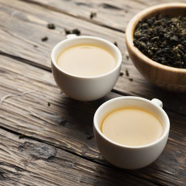 İki bardak sıcak yeşil çay ile