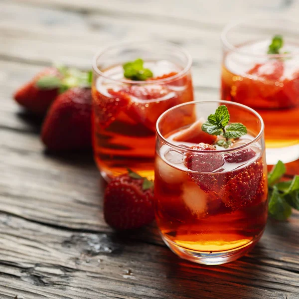 Cóctel fresco de verano con hielo, fresa y menta —  Fotos de Stock