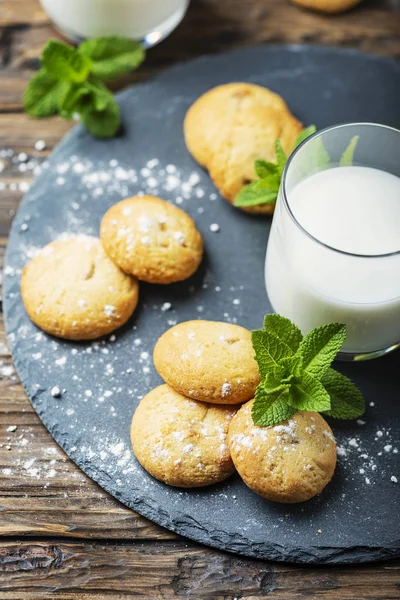 Homemeade cookie tejjel a fából készült asztal — Stock Fotó