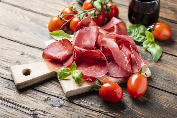 Antipasto italiano com bresaola e vinho tinto — Fotografia de Stock