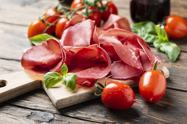 Antipasto italien avec bresaola et vin rouge — Photo