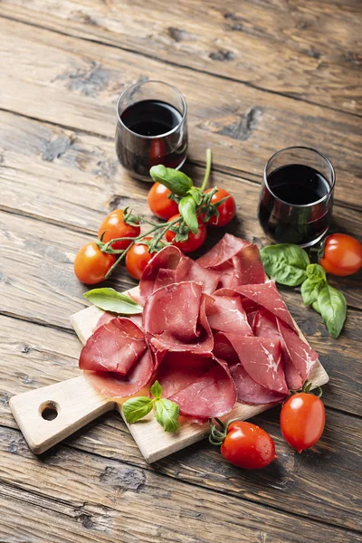 Antipasto italien avec bresaola et vin rouge — Photo