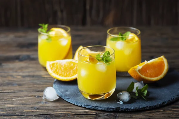 Свежий летний коктейль с апельсином и мятой — стоковое фото