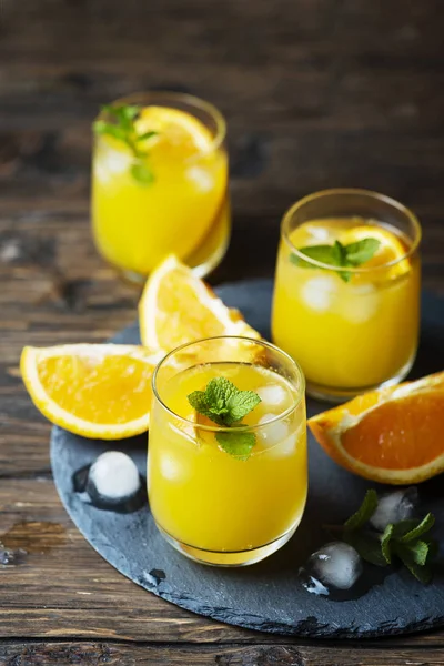 Свежий летний коктейль с апельсином и мятой — стоковое фото