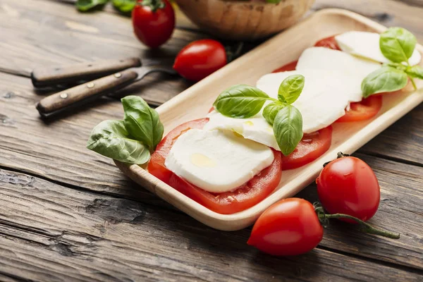 Traditionell italiensk maträtt Caprese — Stockfoto