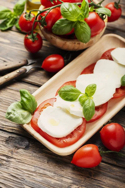 Traditionell italiensk maträtt Caprese — Stockfoto