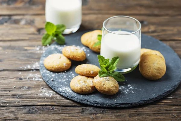 Homemeade cookies with milk on the wooden table — Stock Photo, Image