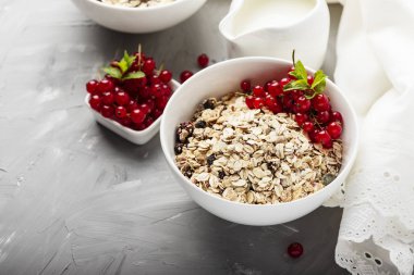 Kuş üzümü ile ev yapımı granola 