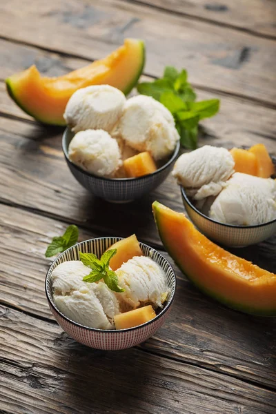 Helado delicado con melón y menta — Foto de Stock