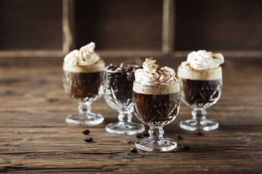 Kahve krem şanti ile kokteyl