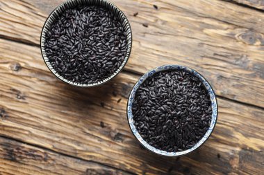 Çiğ siyah asya pirinç