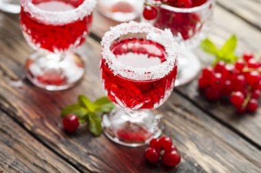 Şeker ve nane ile kırmızı frenk üzümü likör