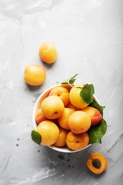 Frische süße Aprikosen — Stockfoto