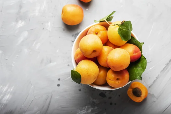 Frische süße Aprikosen — Stockfoto