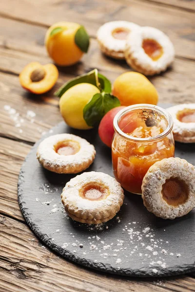 Homemade cookeis with apricot jam — Stock Photo, Image