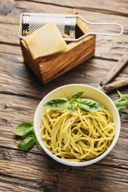 fesleğen ile Liguryalı spagetti 