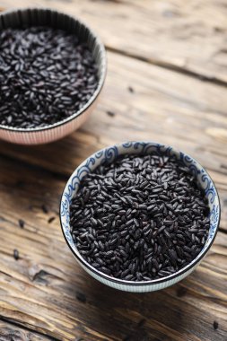 Çiğ siyah asya pirinç