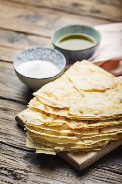 Geleneksel sardunya ekmeği Guttiau