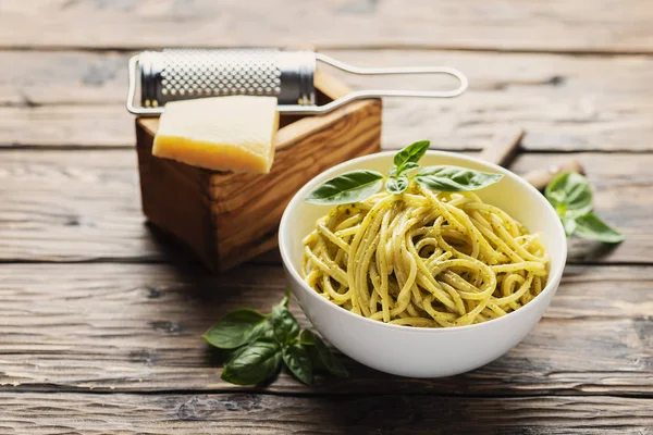 fesleğen ile Liguryalı spagetti 