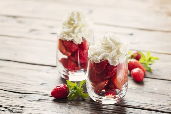 Morango com chantilly — Fotografia de Stock