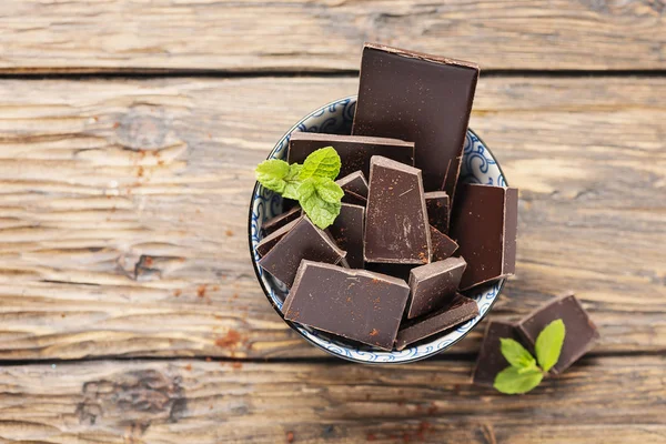 Темный шоколад с мятой — стоковое фото
