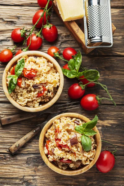 Vegetarischer Reis mit Zwiebeln, Tomaten und Auberginen — Stockfoto