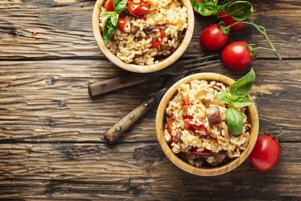 Soğan, domates ve patlıcan ile vejetaryen pirinç — Stok fotoğraf