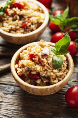 Soğan, domates ve patlıcan ile vejetaryen pirinç