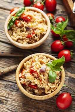 Soğan, domates ve patlıcan ile vejetaryen pirinç