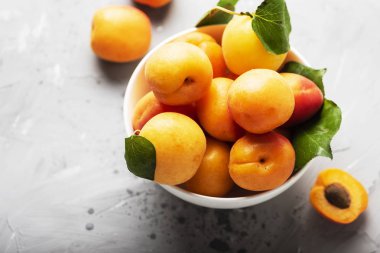 Taze tatlı kayısı