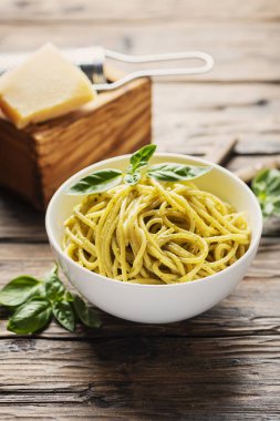 fesleğen ile Liguryalı spagetti 