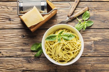 fesleğen ile Liguryalı spagetti 