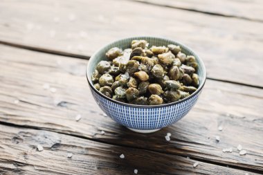 Ahşap masada tuz kapanlar