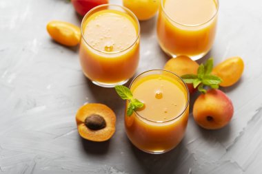 Mermer masada taze kayısı suyu