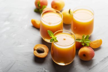 Mermer masada taze kayısı suyu